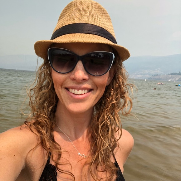 Meet your Posher, Kara - Picture 1 of 1